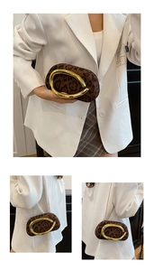 Détails du sac coquillage léopard avec grande poignée dorée et bandoulière chaîne