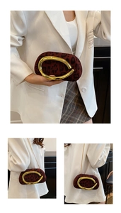Détail d'une pochette bordeaux à motif léopard avec poignée en métal doré et bandoulière