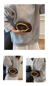 Détails macro du sac coquille léopard avec poignée dorée et bandoulière en chaîne