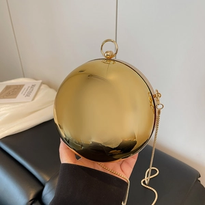 Borsa da sera sferica dorata con manico ad anello e tracolla a catena in metallo a mano