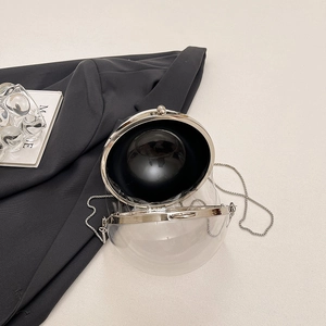 Borsa da sera sferica in acrilico con sfera interna nera e catena argento