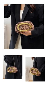 Détail du sac coquille léopard avec poignée anneau dorée et bandoulière chaîne