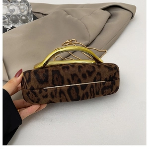 Détail de la pochette léopard avec poignée en métal doré et texture de la bandoulière