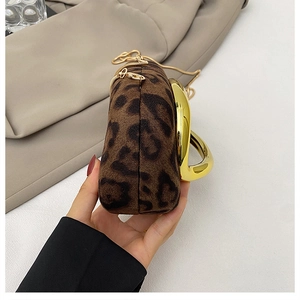 Détail du sac léopard avec poignée en anneau doré brillant et bandoulière en chaîne