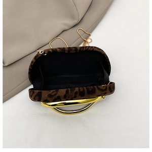 Vue détaillée de l'intérieur du sac léopard ouvert avec poignée dorée et bandoulière