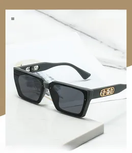Detail der dunkelgrünen matten Sonnenbrille mit Golddekor und Perlenverzierung