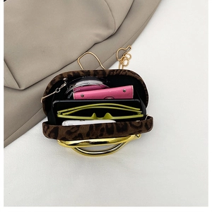 Vue détaillée de l'intérieur du sac léopard montrant la capacité pour smartphone et porte-monnaie
