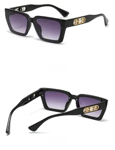 Detailansicht der Cat-Eye-Sonnenbrille mit Goldblumen und Perlen am Bügel