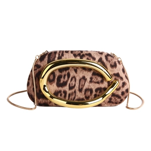 Détail d'un sac bandoulière léopard avec boucle dorée et fine bandoulière en chaîne