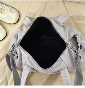 Draufsicht der großen Nylon-Reisetasche mit Doppelreißverschluss und geräumigem Innenraum