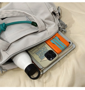 Detail der geräumigen Nylon-Umhängetasche mit Laptop- und Tablet-Fächern innen