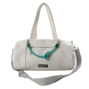 Dettaglio borsa da viaggio in nylon grigio chiaro con manici rinforzati e corda decorativa