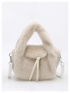 Detail van beige handtas van imitatiebont met pluche textuur en witte lederen schouderriem