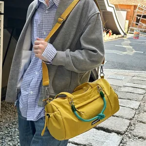 Borsa da viaggio cilindrica in nylon giallo con manico in corda blu per sport e tempo libero