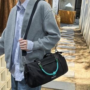 Borsa da viaggio in nylon nero con manico in corda blu e tracolla regolabile