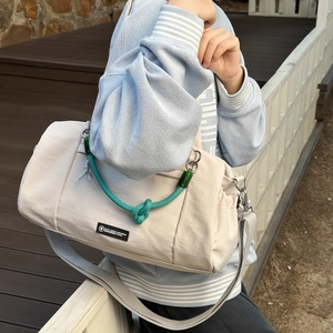 Borsa da viaggio in nylon beige con nodo in corda verde e tracolla grigia regolabile