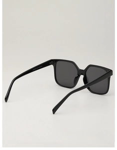 Close-up of black square frame sunglasses showing size code KD98096 on the temple arm