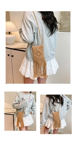 Détail d'un sac tissé main en coton avec motifs losanges ajourés et longues franges