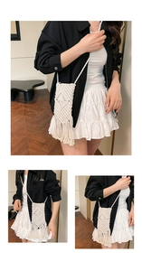 Détail d'un sac bohème en crochet fait main blanc cassé avec motifs et franges fines