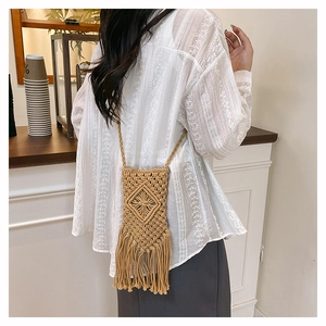 Gros plan du sac bohème en coton tissé à la main avec motifs et longues franges