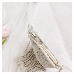 Détail de sac bandoulière bohème en corde de coton avec fermeture éclair et franges
