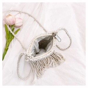 Vue détaillée du sac de téléphone en corde de coton fait main avec franges boho et fermeture