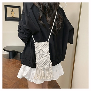 Détail du sac en macramé fait main avec motif en losange et longues franges