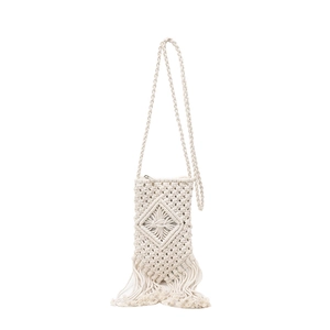 Détail du sac à téléphone en macramé crème avec motif en losange et longues franges