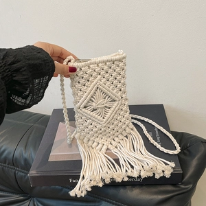 Sac bandoulière macramé beige avec motifs losanges et longues franges pour la plage