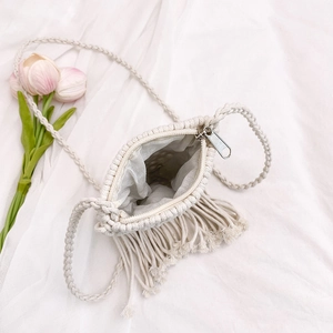 Sac bandoulière ethnique en macramé de coton avec pompons pour plage et vacances d'été