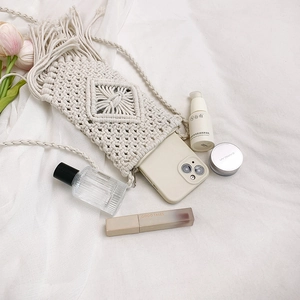 Sac de téléphone bohème en coton tissé crème avec pompons et bandoulière pour la plage
