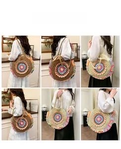 Détail du sac à bandoulière rond en paille avec motif mandala au crochet coloré