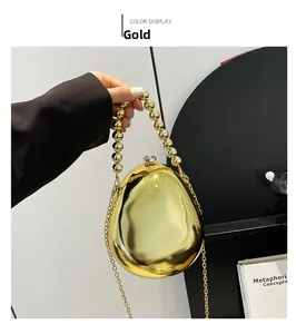 Détail de la pochette acrylique dorée en forme d'œuf avec poignée à perles et chaîne
