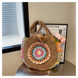 Détail du motif mandala au crochet coloré sur un sac de plage bohème en paille