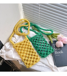 Détail de mini sacs en coton tressé main jaune et vert avec texture ajourée en maille
