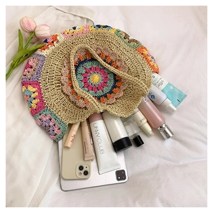 Vue à plat du sac de plage au crochet montrant l'intérieur spacieux avec cosmétiques