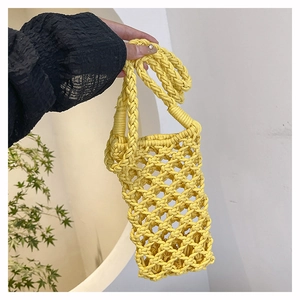 Vue détaillée du sac de plage macramé jaune avec maille ajourée et poignée tressée
