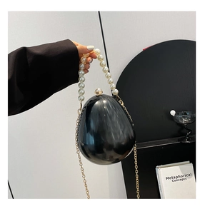 Pochette de soirée noire brillante en forme d'œuf avec poignée en perles et chaîne