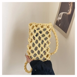 Détail du sac à bandoulière au crochet en coton beige fait main pour téléphone