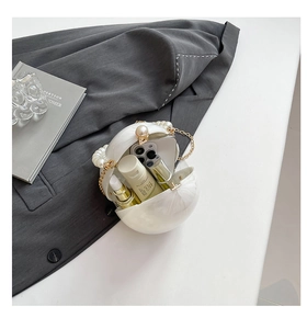 Vue intérieure du sac de soirée en acrylique montrant l'espace pour téléphone et maquillage
