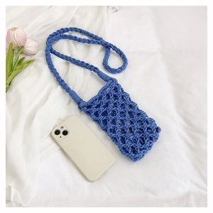 Sac à téléphone bleu tissé main montrant la taille par rapport à un smartphone