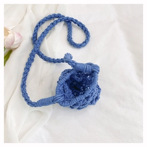 Détail du sac à bandoulière en coton tressé bleu roi avec texture évidée
