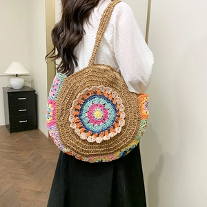 Sac à bandoulière rond en paille de style ethnique avec motifs floraux au crochet colorés