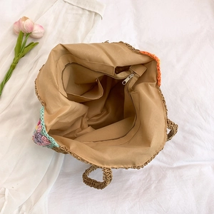 Intérieur de sac de plage en paille avec doublure kaki et poche zippée pratique