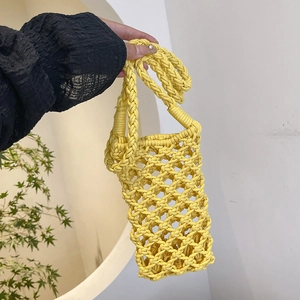 Sac de plage au crochet jaune fait main avec tissage en coton et deux poignées pour l'été