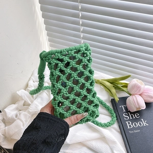 Petit sac à bandoulière en maille crochetée vert pour téléphone avec motif macramé