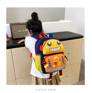 Vue arrière d'un enfant portant le sac à dos robot coloré avec poche latérale filet