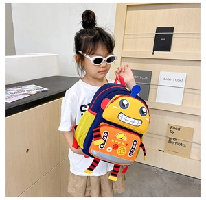 Gros plan d'un sac à dos pour enfant avec un motif de robot jaune et bleu vif