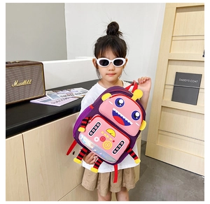 Vue détaillée du sac à dos monstre pour enfants avec décorations 3D et motifs fun