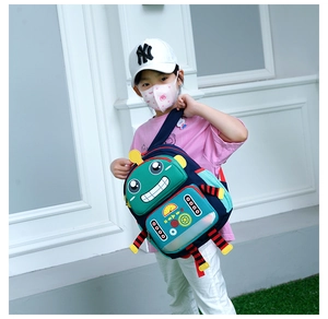 Détail d'un sac à dos enfant robot avec motifs d'engrenages et poches latérales en filet